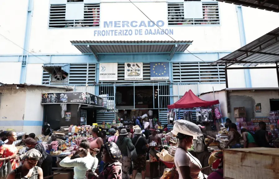 El Mercado Fronterizo de  Dajabón mantiene flujo de comprandores, pero comerciantes notan algo de recesión.  Olga de la Cruz.