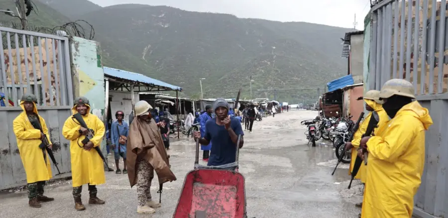 La afluencia de compradores haitianos el martes era escasa  debido a las lluvias.   José de León.