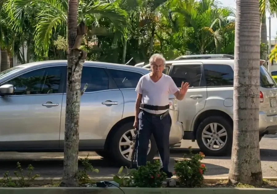 En Ciudad Juan Bosch una persona se desplazó con una arma de fuego.  AGENCIA FOTO