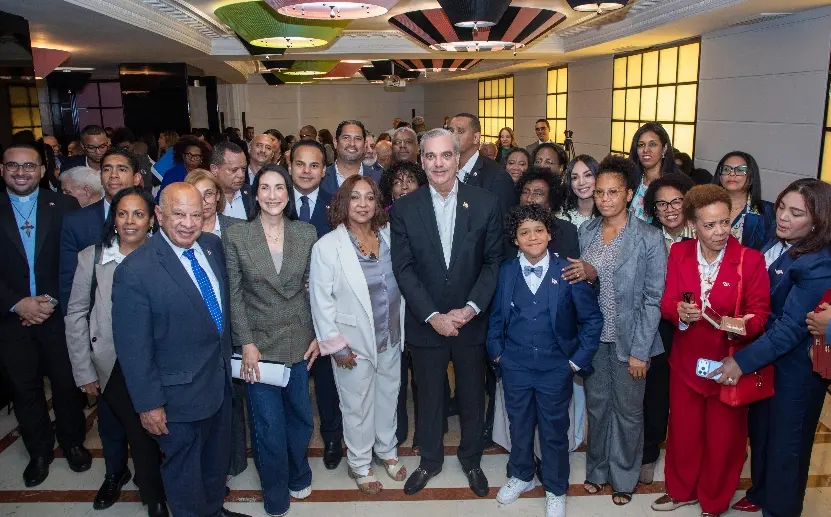 El mandatario se reunió y escuchó a dominicanos en Italia.