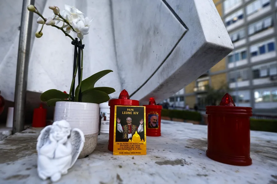 Una fotografía del papa León XIV colocada bajo la estatua de Juan Pablo II frente al Hospital Universitario Agostino Gemelli. EFE/EPA/ANGELO CARCONI