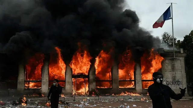 En Francia se han producido violentos enfrentamientos, saqueos e incendios de edificios