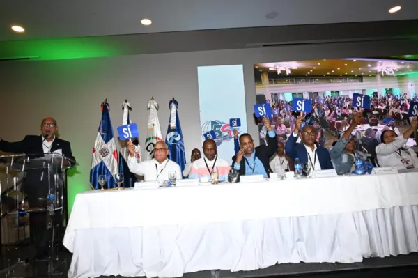 Eduardo Hidalgo habla a los miembros del gremio magisterial en Congreso