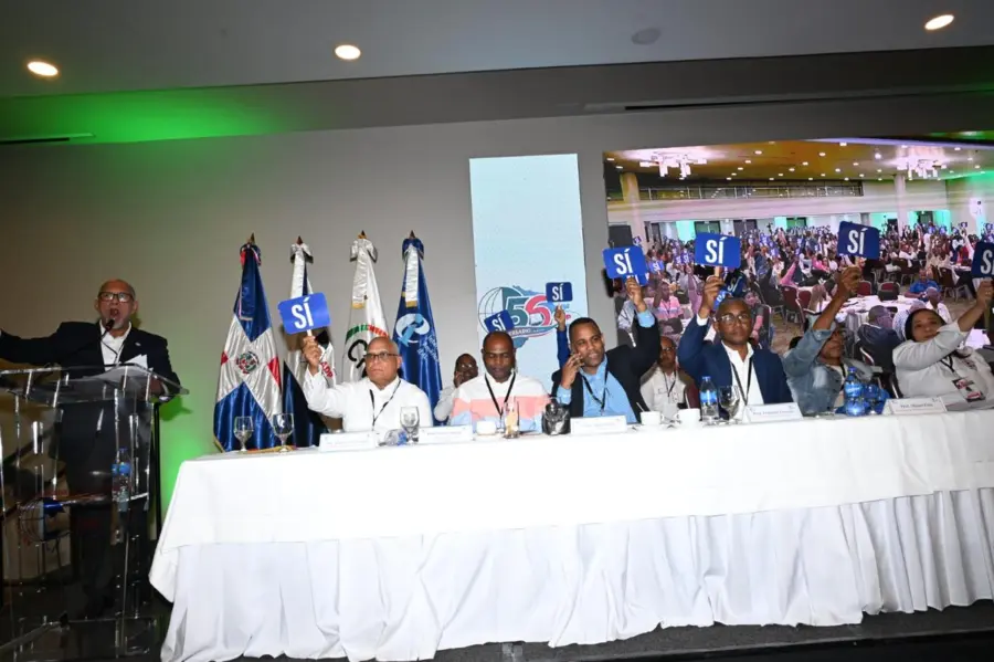 Eduardo Hidalgo habla a los miembros del gremio magisterial en Congreso