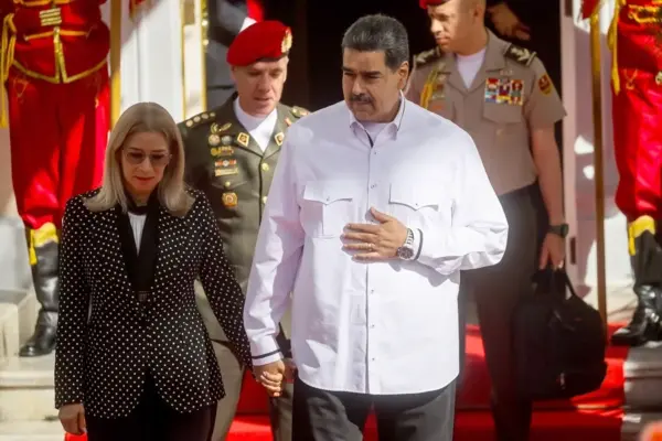 Fotografía de archivo del presidente de Venezuela, Nicolás Maduro (c) acompañado de su esposa Cilia Flores (i) durante un acto en Caracas (Venezuela). EFE/ Miguel Gutiérrez ARCHIVO