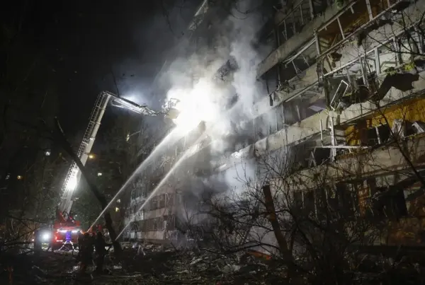 Rescatistas ucranianos en un edificio de viviendas alcanzado en un ataque ruso con misiles en Kiev este 14 de octubre. EFE/EPA/Sergey Dolzhenko