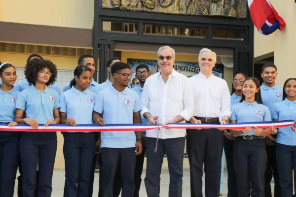 Abinader entrega escuela