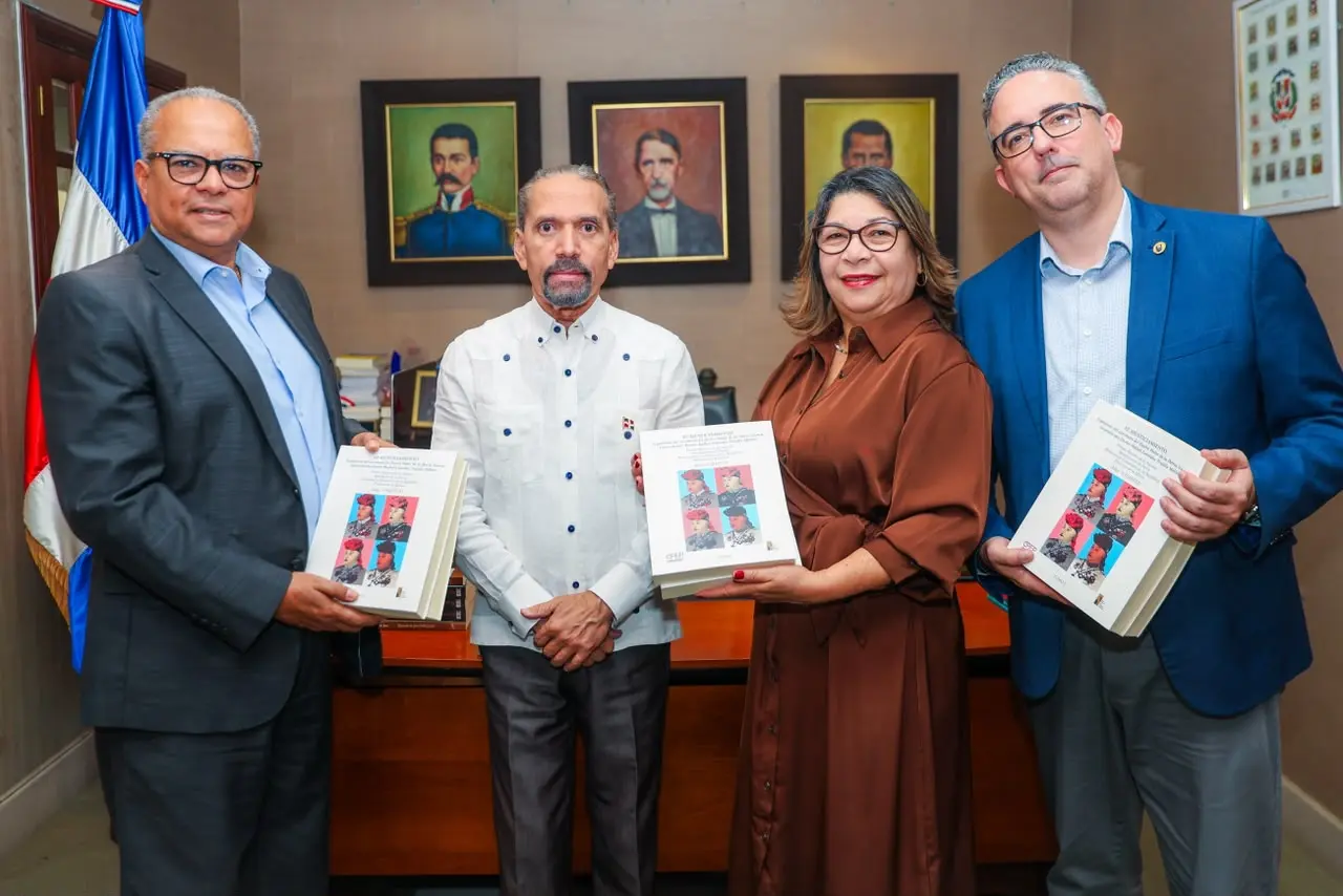 Efemérides Patrias realiza donación de libros y obra artística a Unapec