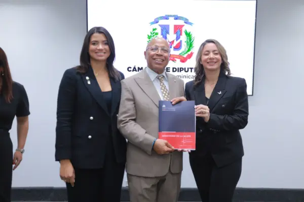 Alfredo Pacheco junto a la ministra de la amujer Gloria Reyes