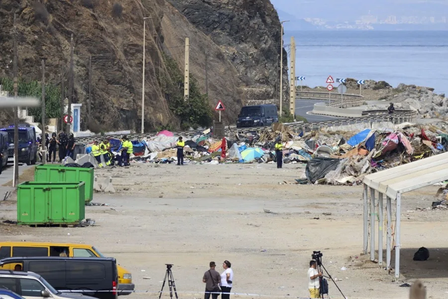 Restos de las chozas que utilizaron los migrantes como asentamiento en la antigua fábrica de Guano de Ceuta.