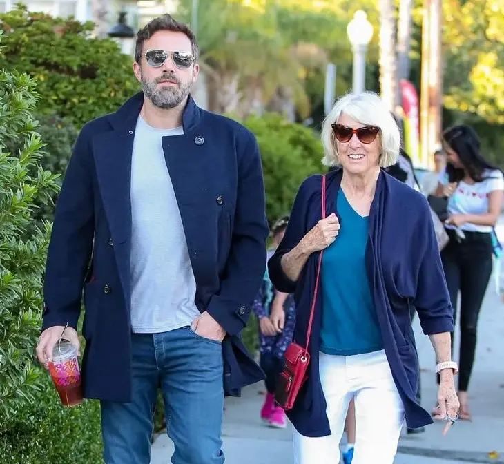 Ben Affleck y su madre, Christine Anne, fotografiados juntos en octubre de 2019.