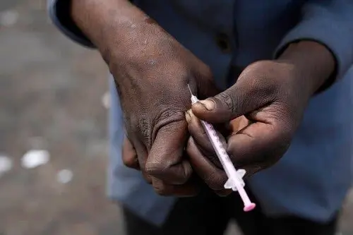 "Bluetoothing": inyectarse sangre ajena para drogarse, la práctica que desata una epidemia de VIH
