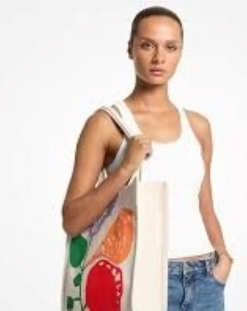 Una modelo exhibe una Bolsa tote Watch Hunger Stop.