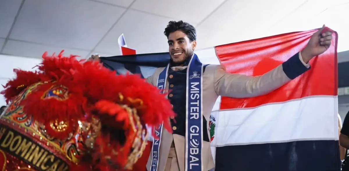 Bray Vargas a su llegada al aeropuerto para viajar al Mister Global 2026. Fuente externa.