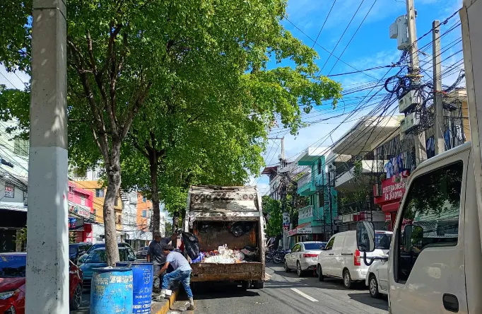 Recolección de desechos en horas laborables ralentiza flujo de vehículos