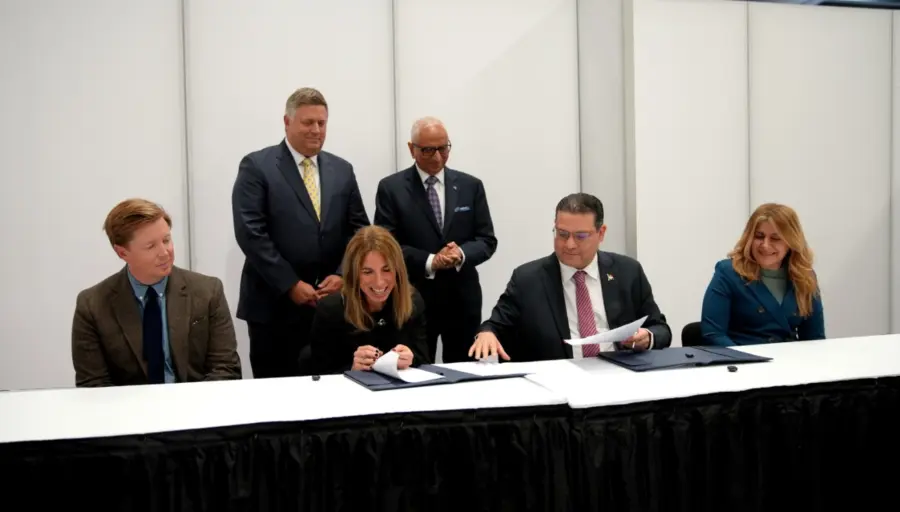 Yayo Sanz Lovatón firma acuerdo para desarrollar la industria de semiconductores en RD