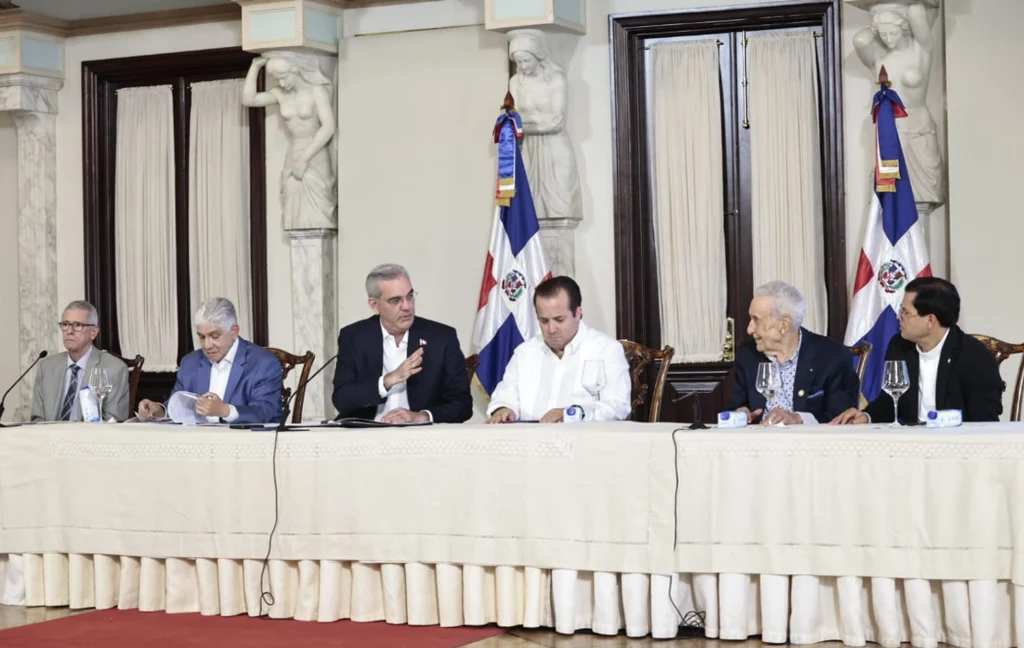 Abinader asegura que mantiene diálogo con sectores productivos ante presiones por combustibles y arroz