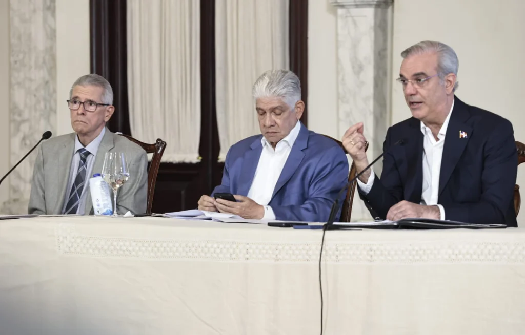 Abinader asegura que mantiene diálogo con sectores productivos ante presiones por combustibles y arroz