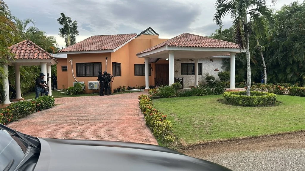 Policía apresa a alemán y le ocupa fusil, pistola y US$34,200 durante allanamiento en Juan Dolio