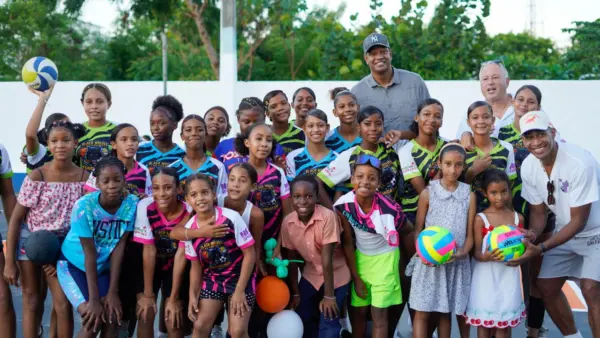 Charlie Villanueva junto a niños que se beneficiarán con sus aportes. Fuente externa.