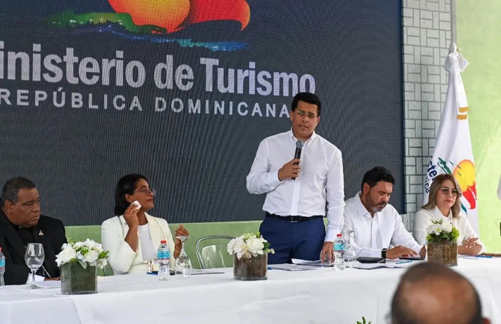 Collado entrega obras por más de 25 millones en Higüey  