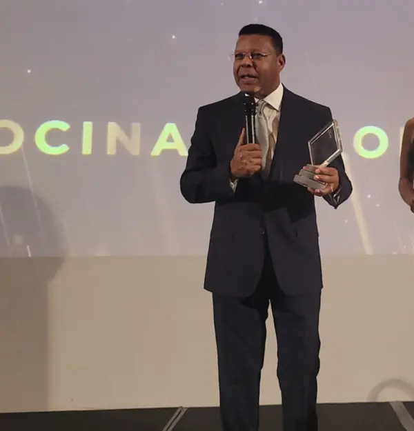 Dany Alcántara momento en que recibe el reconocimiento