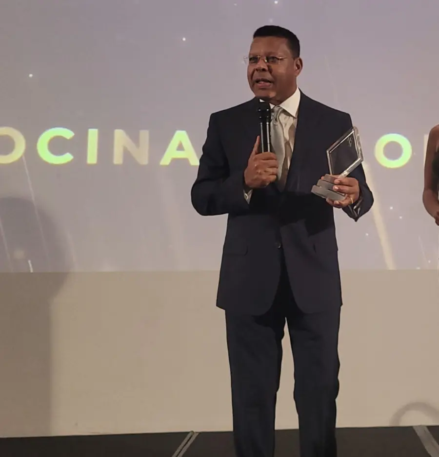 Dany Alcántara momento en que recibe el reconocimiento