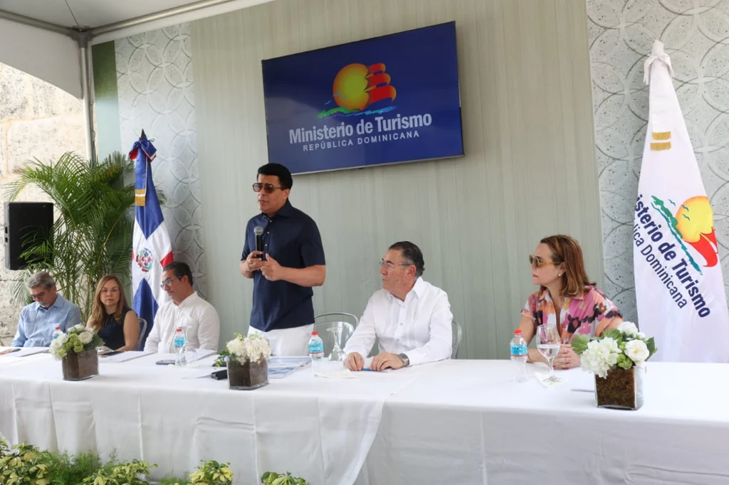 David Collado junto a personalidades presentes.
