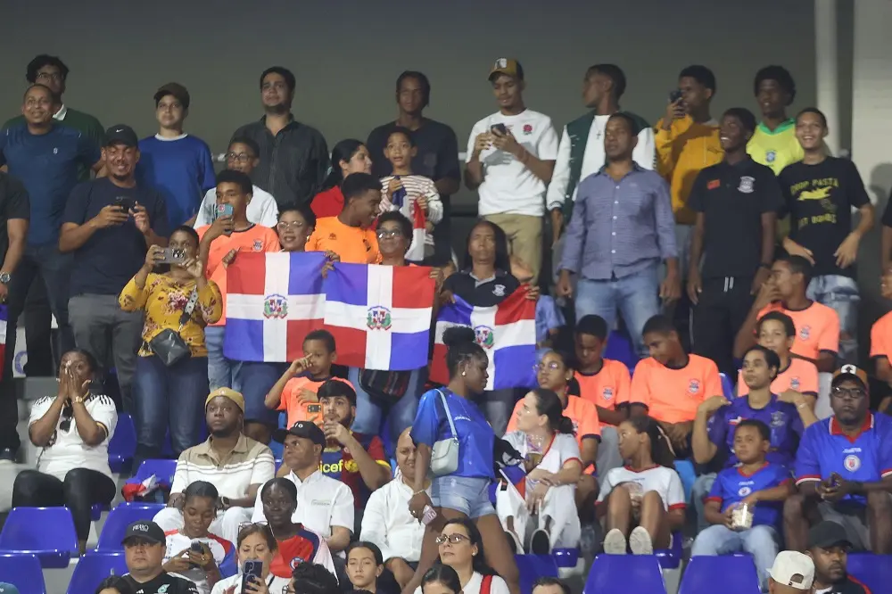 Fiesta, memoria y colores: La comunidad haitiana se adueña del Estadio Félix Sánchez en un choque histórico