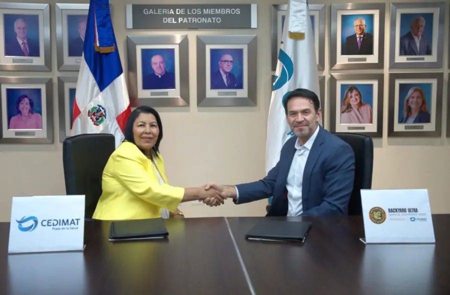Milagros Ureña y Cristian Arroyo firman el acuerdo.