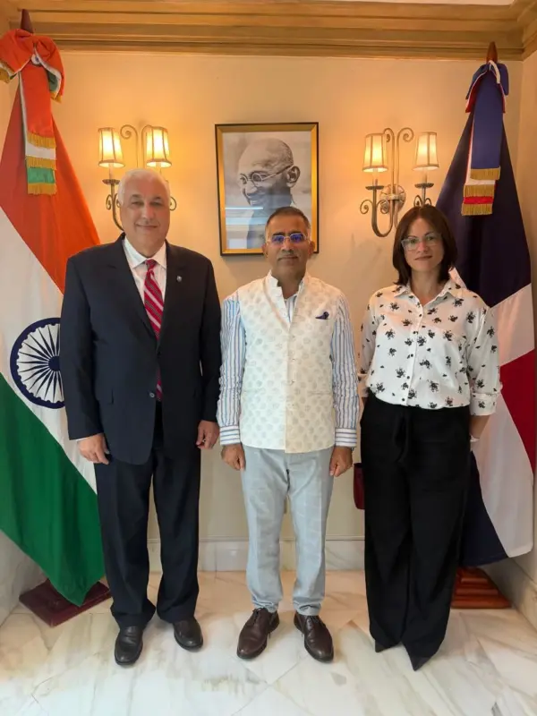 Erik Pérez Vega, S.E. kishan Dan Dewal y Ana María Pérez.