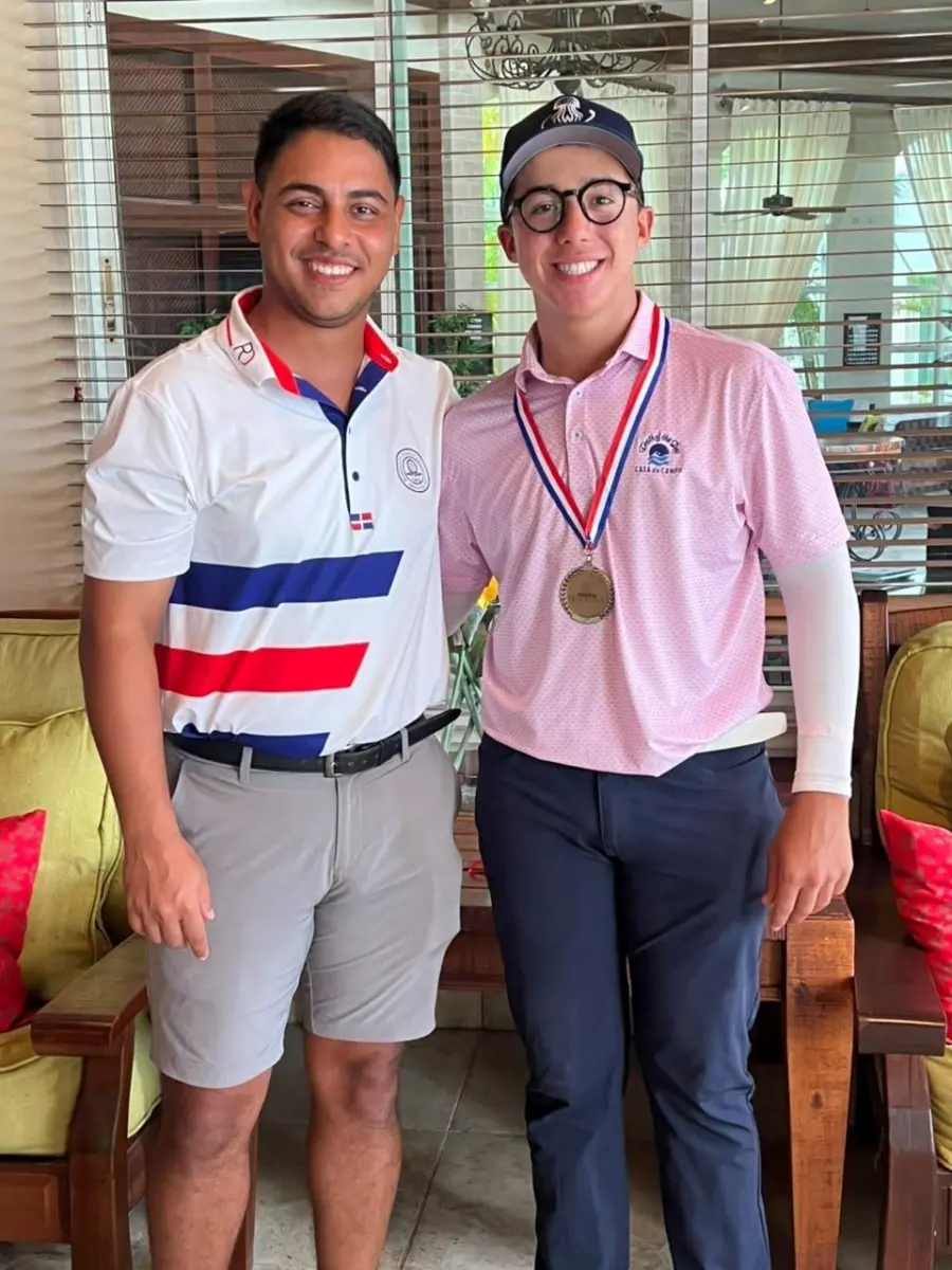 Waldo Aguasvivas es premiado por Roberto Ortiz.