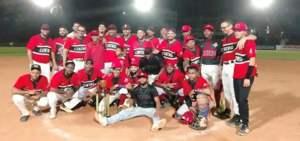 Los jugadores de Liga Centro celebran por el triunfo.