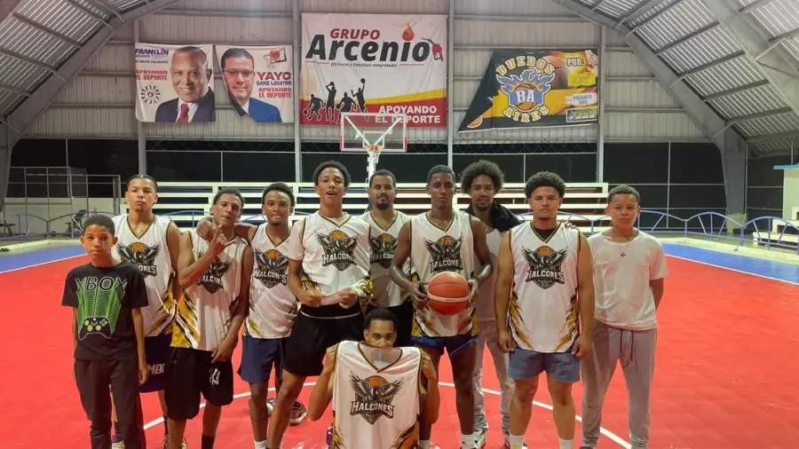 Jugadores del equipo Halcones, campeón de Villa Riva.