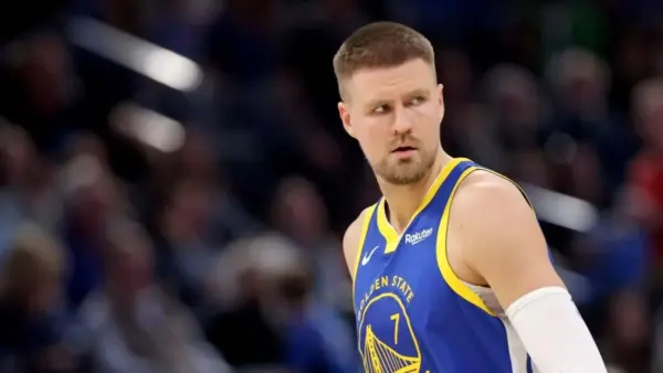 Kristaps Porzingis,  jugador de los Warriors