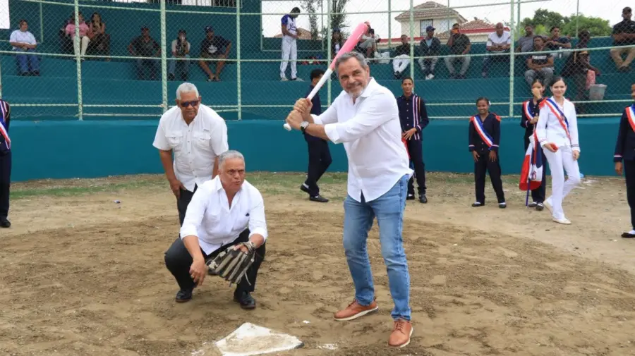Junior Noboa  funge como el bateador de honor.