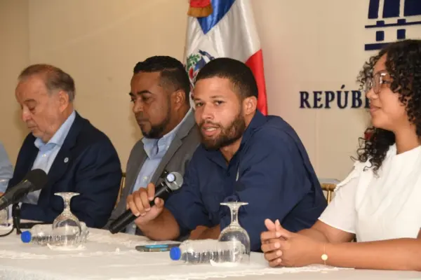 Frandiel Gómez ofrece detalles del evento de natación.