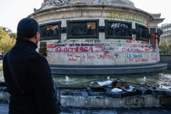 Un grafiti en la Estatua de la República tras los enfrentamientos entre la policía antidisturbios y los manifestantes durante las protestas a nivel nacional contra el alto coste de la vida en el país, en París, Francia. EFE/EPA/MOHAMMED BADRA
