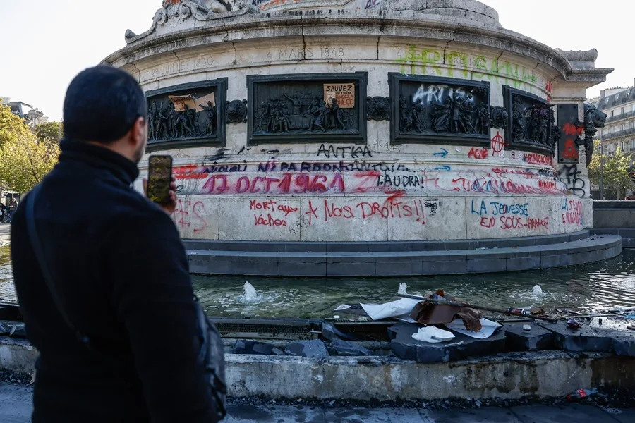 Un grafiti en la Estatua de la República tras los enfrentamientos entre la policía antidisturbios y los manifestantes durante las protestas a nivel nacional contra el alto coste de la vida en el país, en París, Francia. EFE/EPA/MOHAMMED BADRA