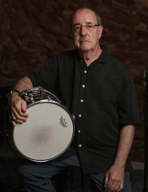 El baterista Tony Moreno