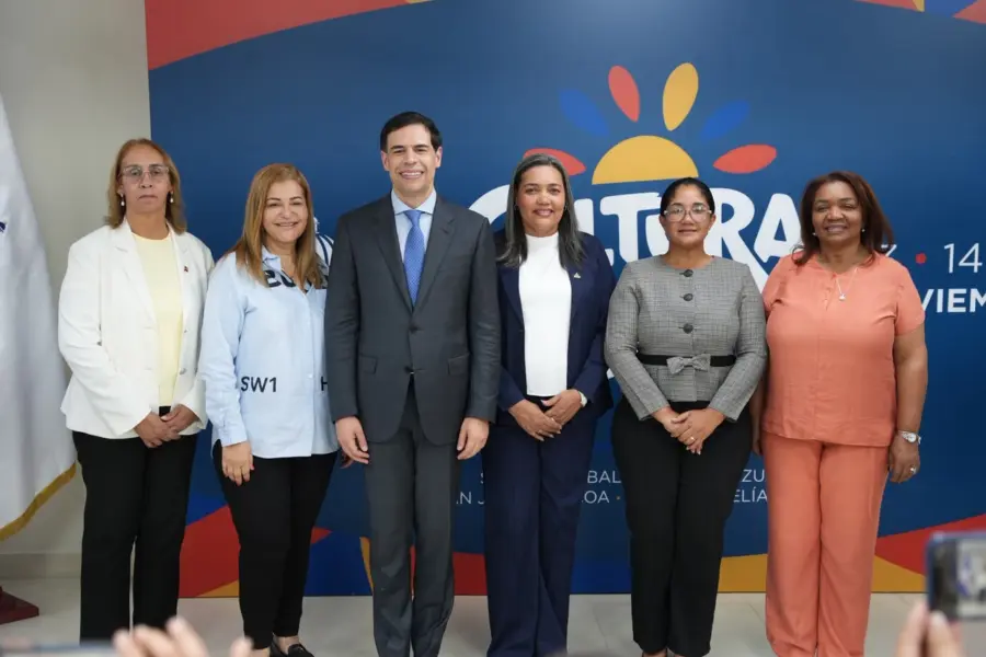 El ministro de Cultura junto a gobernadoras.