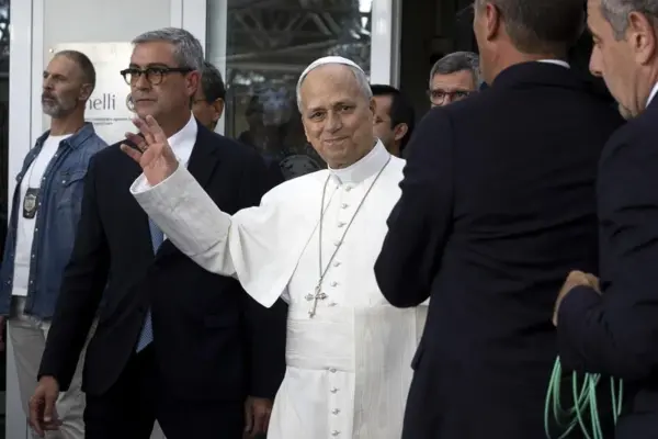 El papa León XIV sale del Hospital Gemelli. Fuente EFE.