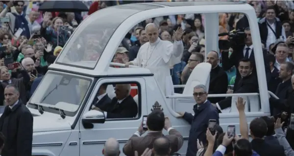 El papa retoma las audiencias y se vuelve a subir al papamóvil tras su operación