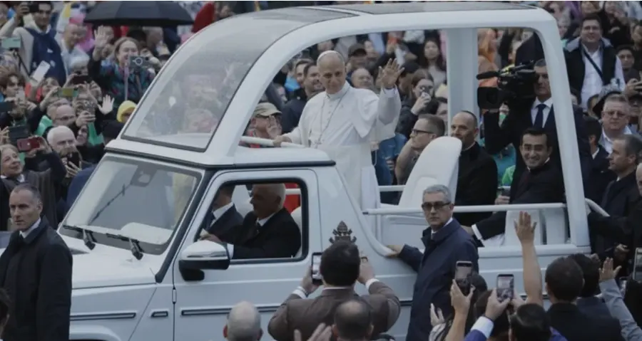 El papa retoma las audiencias y se vuelve a subir al papamóvil tras su operación