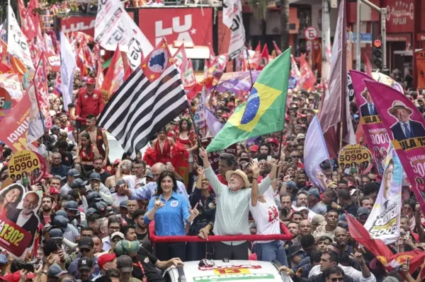 El presidente de Brasil Luiz Inácio Lula da Silva en una caravana en Sao Paulo. Fuente EFE.