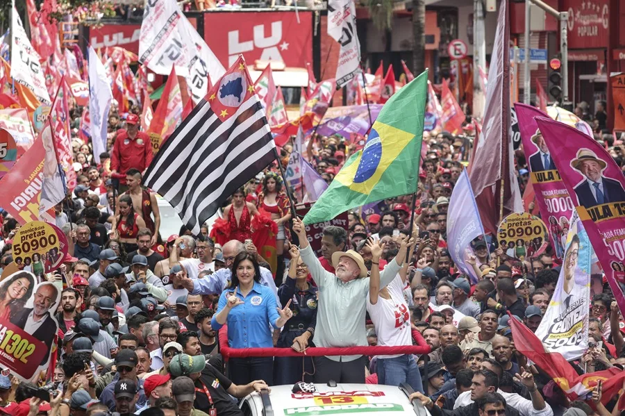 El presidente de Brasil Luiz Inácio Lula da Silva en una caravana en Sao Paulo. Fuente EFE.