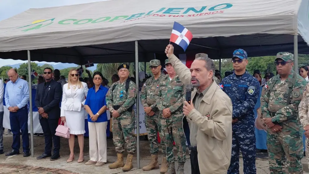 El presidente de Efemérides Patrias se dirige a los presentes.