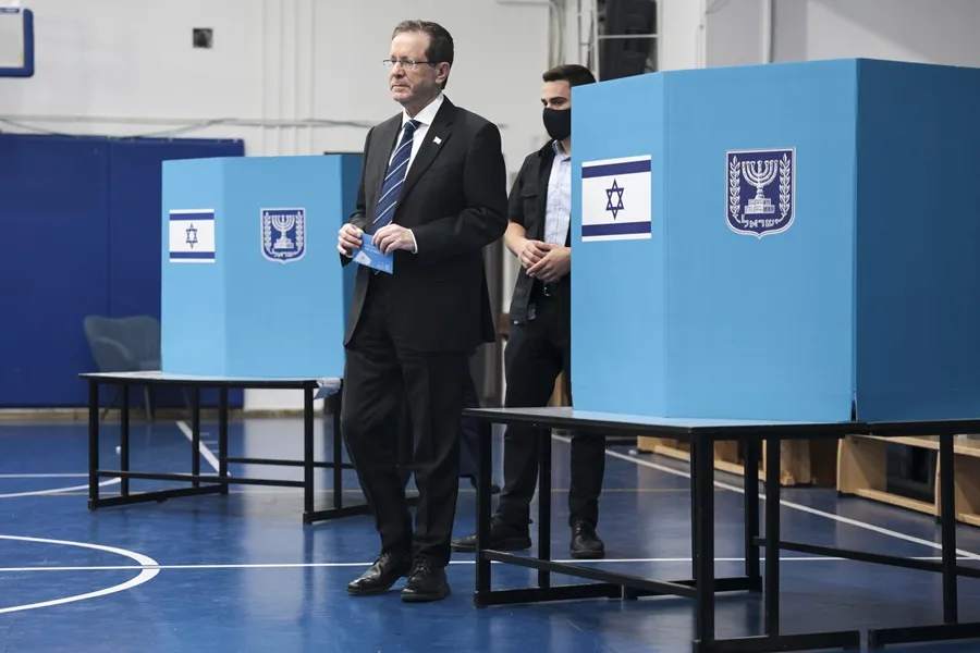 El presidente israelí, Isaac Herzog, vota este martes en un colegio electoral del barrio de Rehavia de Jerusalén. EFE.