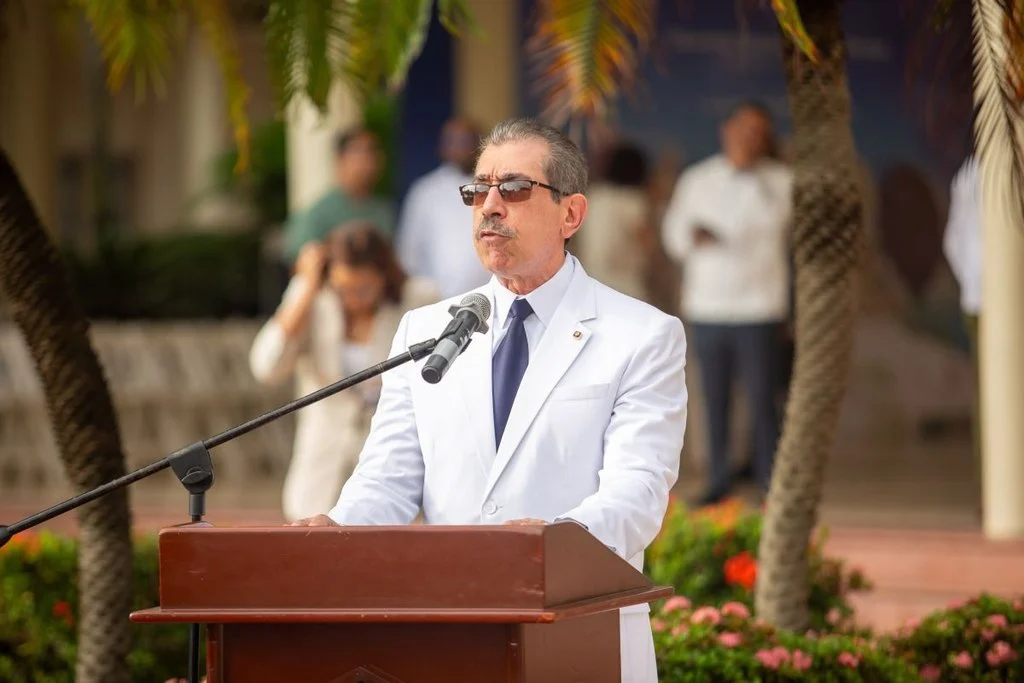 El rector de la UASD, doctor Jorge Asjana David se dirige a los presentes al dar inicio de las actividades del 488 aniversario de la Primada de América con el izamiento de las banderas nacional y universitaria, y el depósito de una ofrenda floral en la estatua del Juan Pablo Duarte.