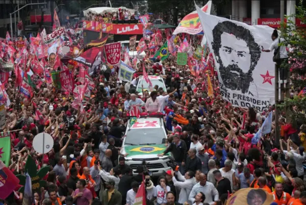 El presidente brasileño Luiz Inácio Lula da Silva (en el centro), quien se postula a la reelección, acompañado por los candidatos al Senado Benedita da Silva, a la derecha, y Pedro Paulo, asiste a un mitin de campaña en Río de Janeiro, Brasil, el viernes 2 de octubre de 2026. (AP)